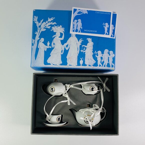RARE !Wedgwood Cameo Tea Set in White4 decorative ornaments: Mini Set Christmas - Picture 1 of 6